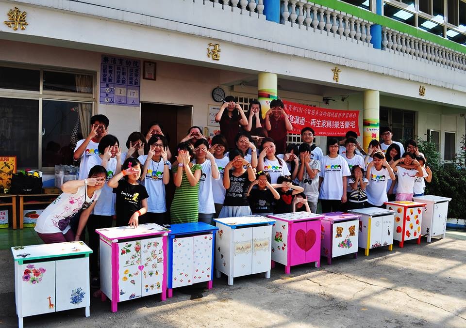 交换生和同学们在乐活育幼院制作蝶古巴特时合影