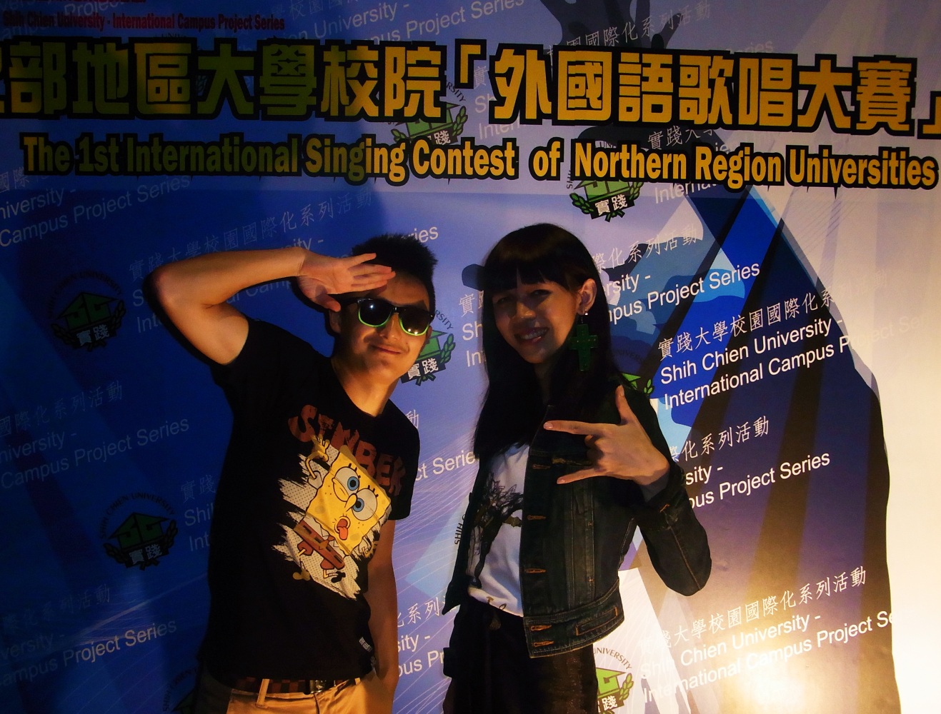 蔡天硕（左一）在歌唱比赛舞台上
