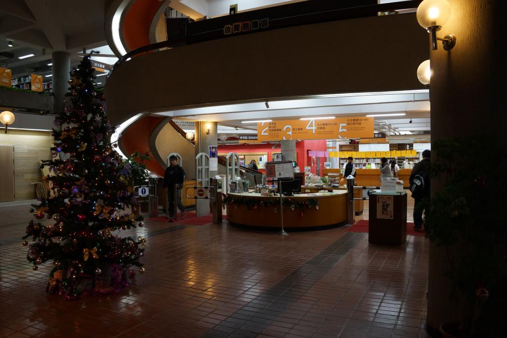 中原大学图书馆洋溢着圣诞节气氛