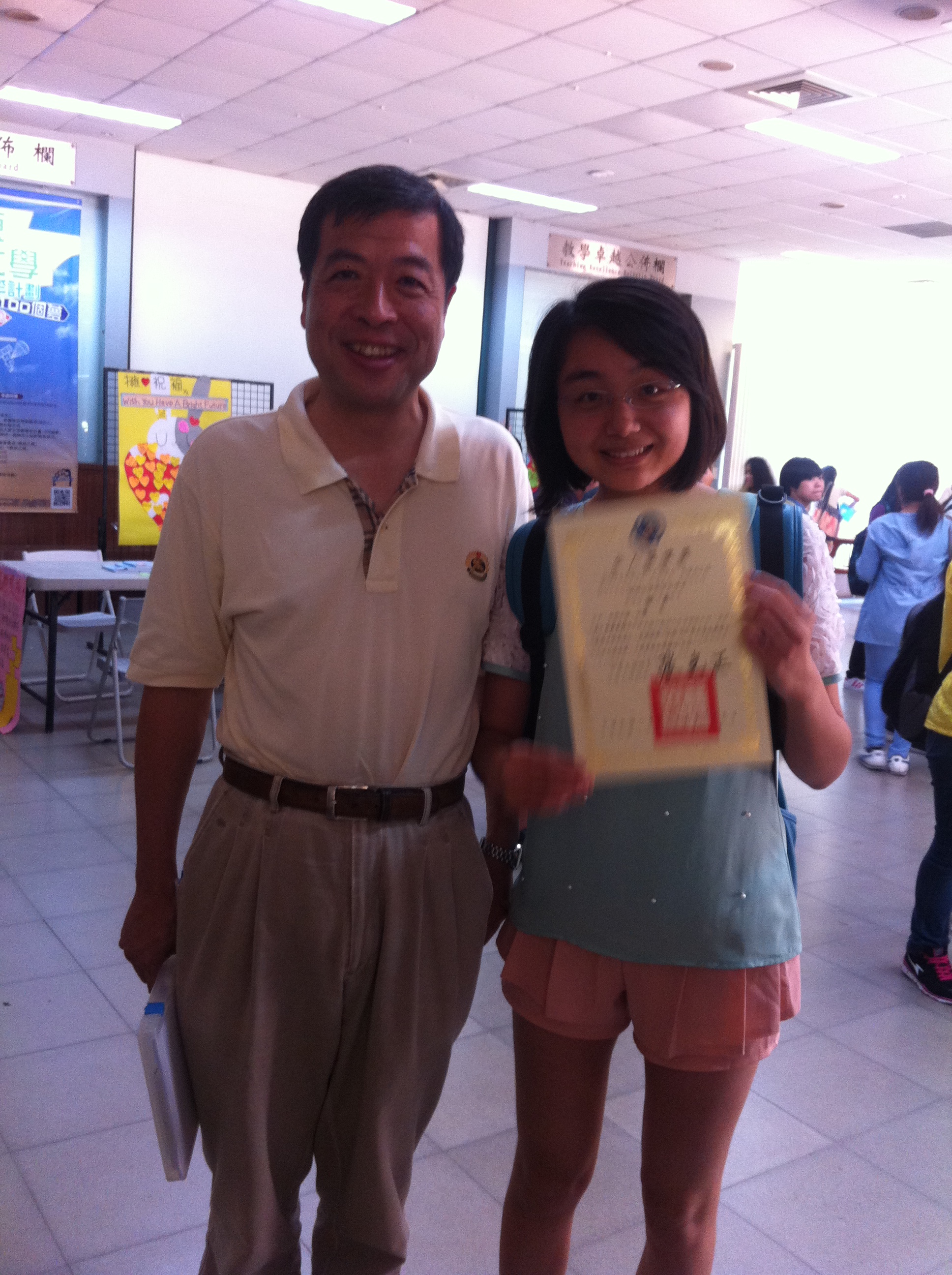 龚欢和中原大学秦老师合影